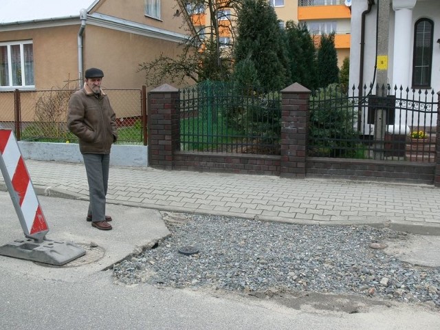 Na poprawę nawierzchni ulicy Chopina w Tarnobrzegu Wiesław Dec czekał ponad dwa miesiące. Po naszej interwencji, w czwartek, wyrwa została zaasfaltowana.