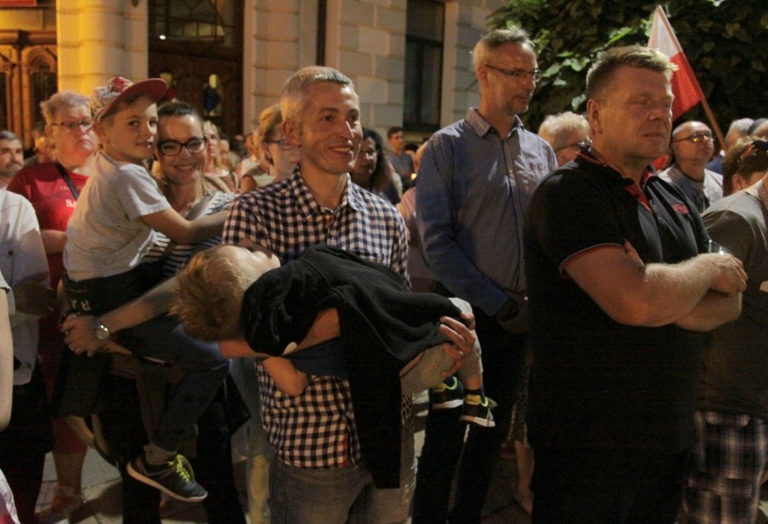 Manifestacja "Łańcuch Światła" w Radomiu. Kilkaset osób protestowało w obronie wolnych sądów