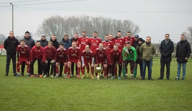 Piłkarze, trenerzy i działacze Nadwiślanki Nowe Brzesko po finałowym meczu