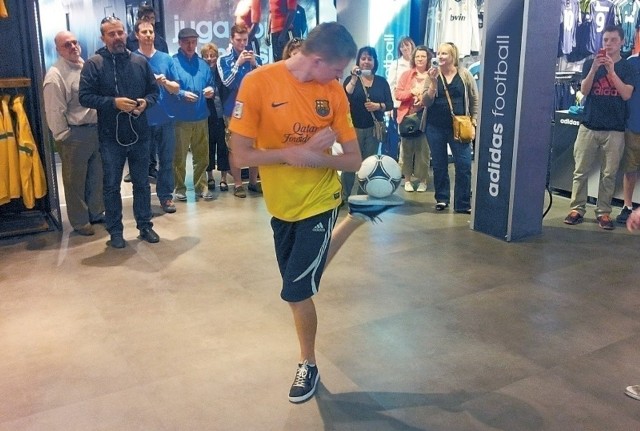Dawid Krzyżowski w koszulce Barcelony podczas specjalnego pokazu w oficjalnym fanshopie Dumy Katalonii.