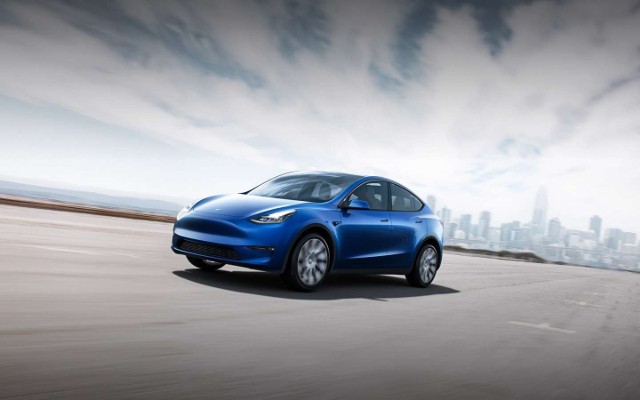 Tesla Model Y Nowy pojazd zapewnia więcej miejsca niż sedan, którym jest Model 3. Po złożeniu siedzeń przestrzeń bagażowa sięga 1900 litrów. Model Y może zostać wyposażony w 3. rząd siedzeń i zabrać 7 osób. Fotele z przodu, jak i siedzenia z tyłu są podgrzewane, a oparcie kanapy jest w składane w stosunku 40:20:40.Fot. Tesla