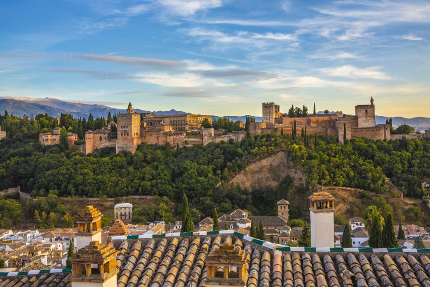Liczne zabytki, a wśród nich Alhambra, czyli XIII-wieczny...
