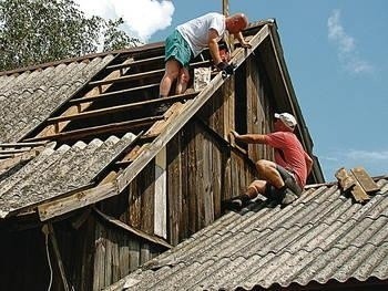 Rozpoczęto łatanie dziur w dachu szopy u państwa Delów. Uszkodzenia budynków mieszkalnych i gospodarczych są poważne. Fot. Zbigniew Wojtiuk