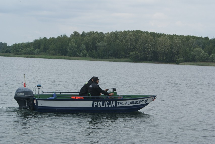 Policjanci patrolują jezioro Pogoria III w Dąbrowie...