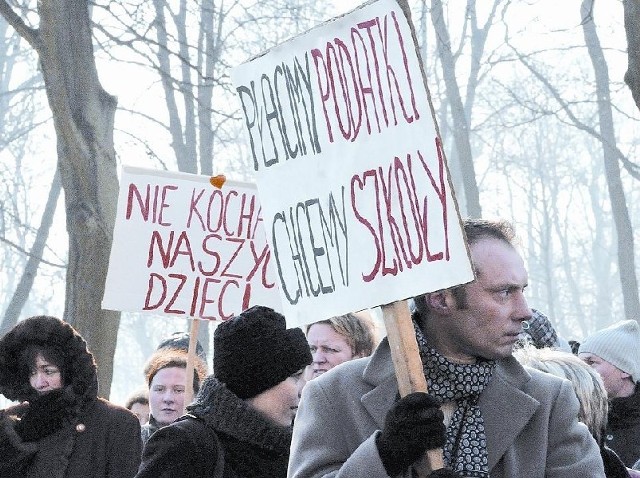 Tłum rodziców blokował dwa miejsca w Krośnie - most na Odrze i ul. Poznańską (na zdjęciu)