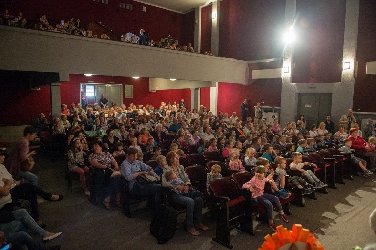 Bochnia. Rodzice dzieci z Przedszkola nr 3 w Bochni w Oratorium św. Kingi  wystawili „Calineczkę”