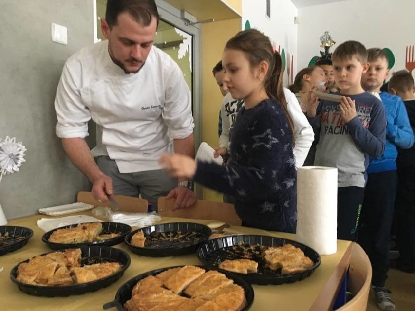 Lekcje pieczenia tradycyjnego ciasta Trzech Króli dla uczniów z radomskich szkół