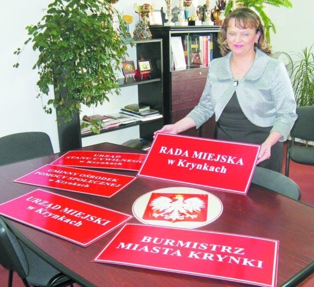 - Wkrótce nad wejściem do Urzędu Gminy w Krynkach zostaną powieszone nowe tablice - mówi wójt Jolanta Gudalewska