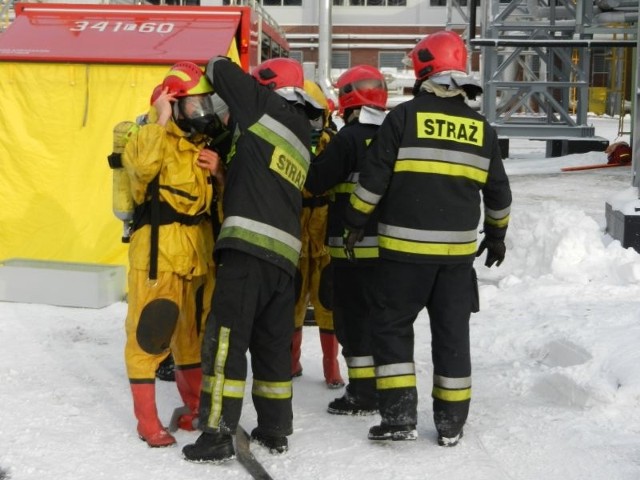 Jeden ze strażaków (w żółtym uniformie) za chwilę podejmie próbę podejścia w pobliże zbiornika z kwasem
