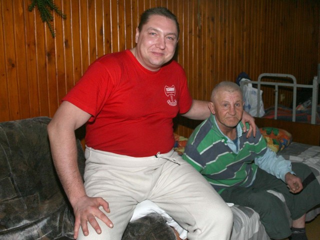 Wigilię w Domu dla Bezdomnych Mężczyzn spędzą wspólnie Paweł Kilianek (z lewej) oraz Jan Tkaczyk, przezywany Złomiarzem.