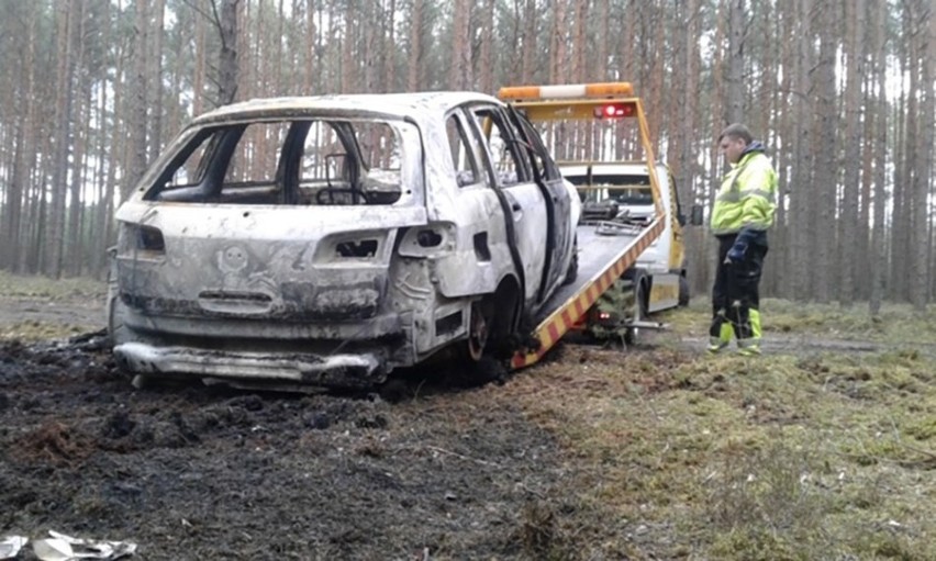 Samochód został znaleziony w lesie  w okolicach Nowogrodu...
