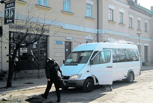 Z zakopiańskiego dworca PKP w zastępstwie pociągów odjeżdżają przez cały dzień tylko  trzy busy