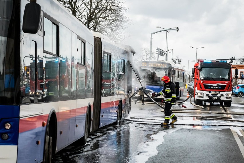 Pożar autobusu komunikacji miejskiej na Błoniu [zdjęcia]