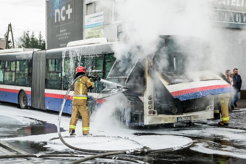 Pożar autobusu komunikacji miejskiej na Błoniu [zdjęcia]