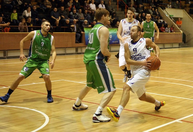 W weekend wiele będzie zależeć od dyspozycji liderów obu zespołów. Marcin Flieger (z piłką) w meczach w Krośnie był skutecznie powstrzymywany przez defensywę gospodarzy.