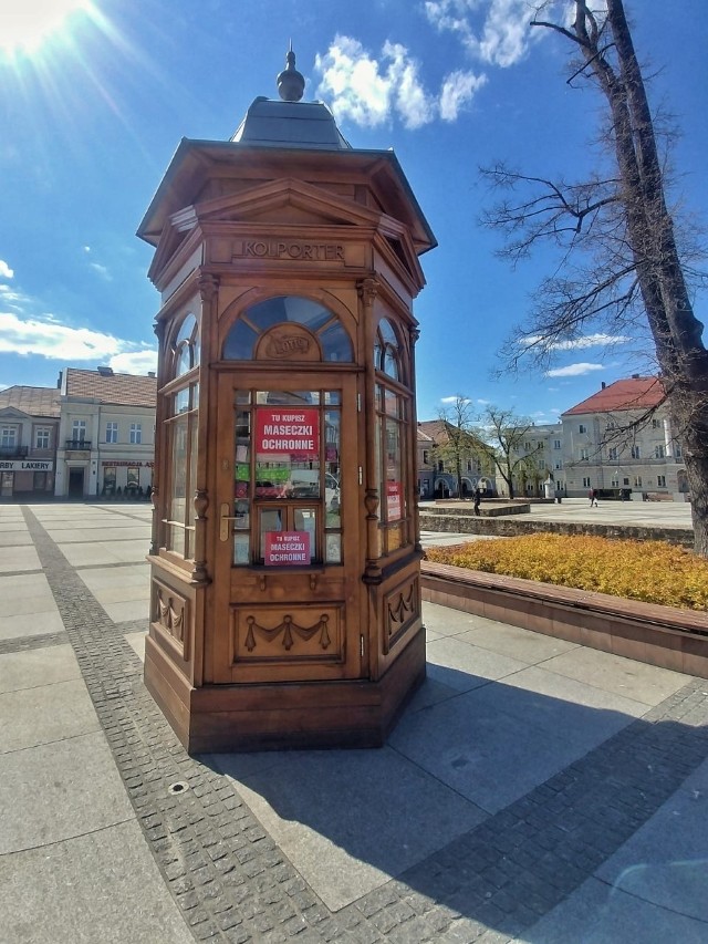 Na kieleckim Rynku, w  kiosku Kiebabczego można kupować maseczki wielorazowego użytku oraz żele i płyny do dezynfekcji.