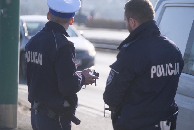 22-latek kierowca hondy zignorował znak "stop" przed przejazdem kolejowym w Brodnicy, prowadził auto pomimo zakazu i zabranego dowodu rejestracyjnego, a w dodatku był pod wpływem narkotyków.