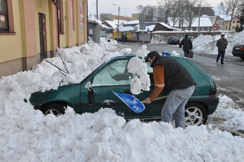 Zalegający na dachu śnieg spadł na zaparkowany pod nim samochód