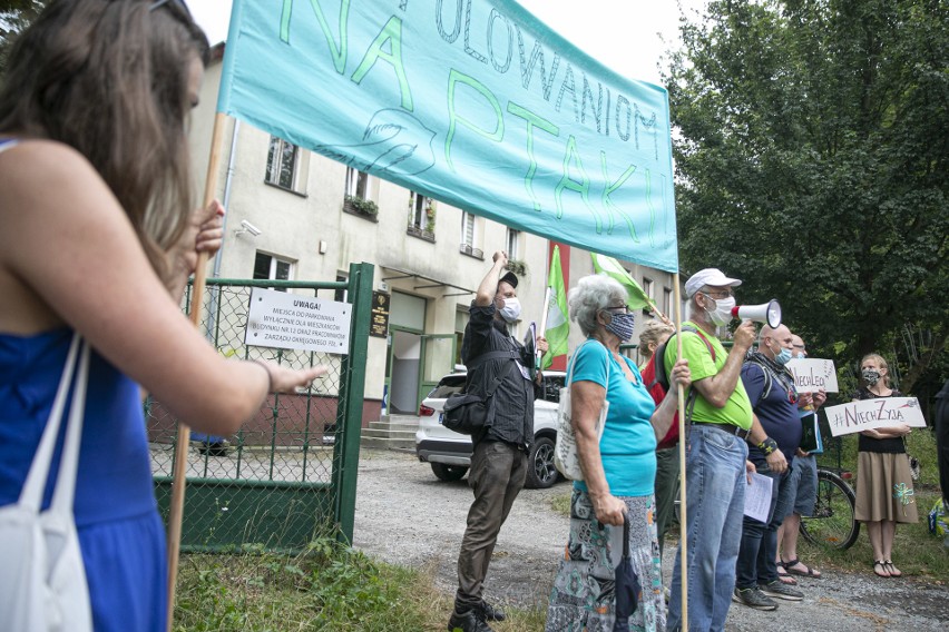 Protest pod siedzibą Związku Łowieckiego. "Stop polowaniom na ptaki, niech lecą!"