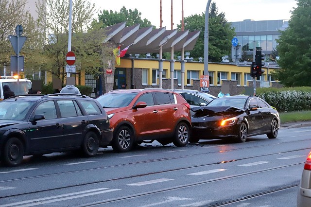 Do wypadku z udziałem pięciu samochodów osobowych doszło na ulicy Grabiszyńskiej we Wrocławiu.