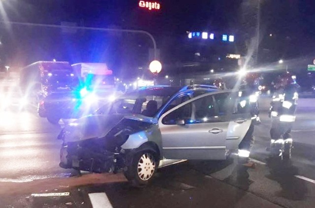 Policja poinformowała, że gdy nieoznakowany radiowóz dojeżdżał do skrzyżowania ulic Chorzowskiej i Sokolskiej, doszło do kolizji z prawidłowo jadącym samochodem osobowym (Peugeot).