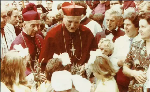 Kardynał Karol Wojtyła podczas koronacji obrazu w Starej Błotnicy. Miała ona miejsce 21 sierpnia 1977 roku.