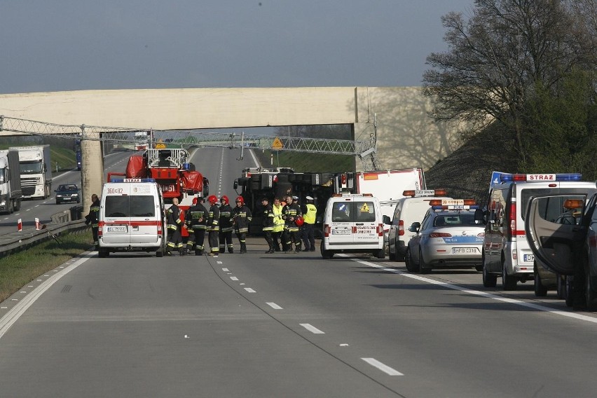 Wypadek na A4: Ciężarówka z mięsem wjechała w bramki i przewróciła się. A4 zablokowana (ZDJĘCIA)