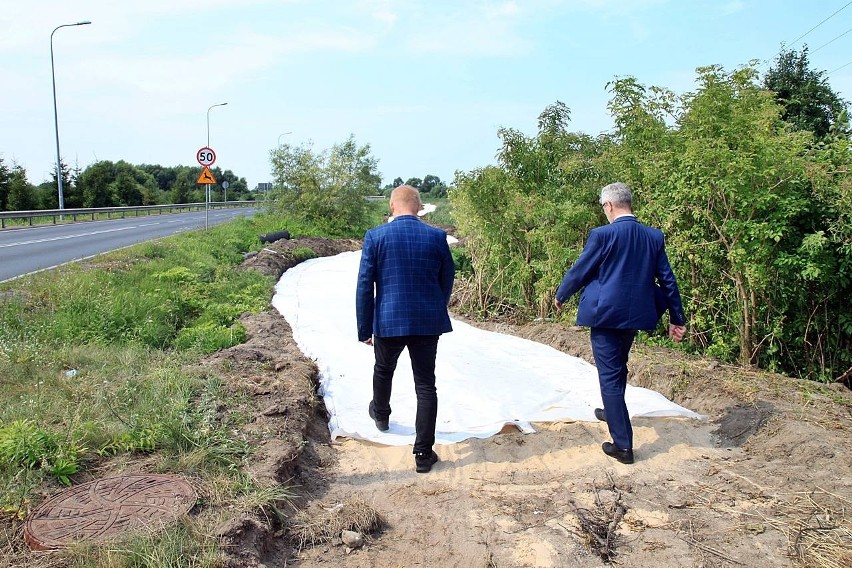 Prace przy budowie ścieżki pieszo-rowerowej w kierunku...