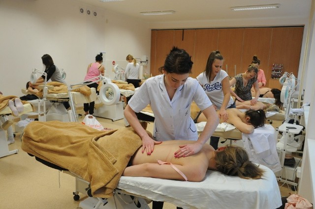 Studentki IIIroku kosmetologii podczas zajęć z podstaw fizjoterapii i masażu. Udział w konferencji naukowej to dla nich szansa na poszerzenie wiedzy zdobywanej na uczelni.