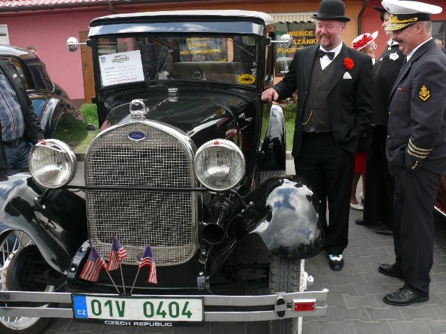To najstarsze auto prezentowane w Jędrzejowie &#8211; należący do Czecha ford A z 1928 roku, który do Polski przyjechał na własnych kołach.