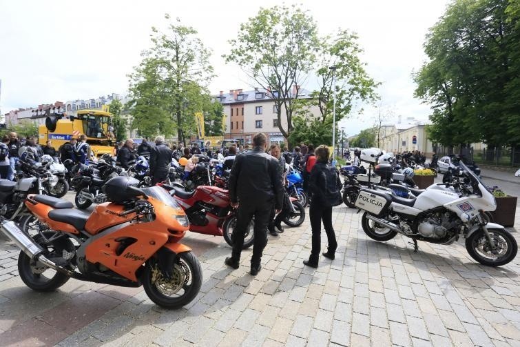 Parada motocykli podczas Budzenia Sienkiewki w Kielcach...