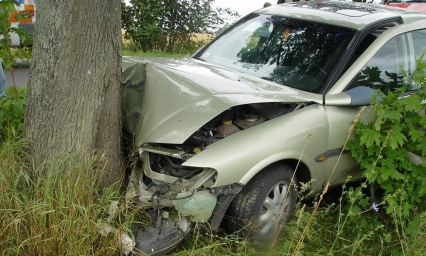 Opel vectra uderzył w drzewo