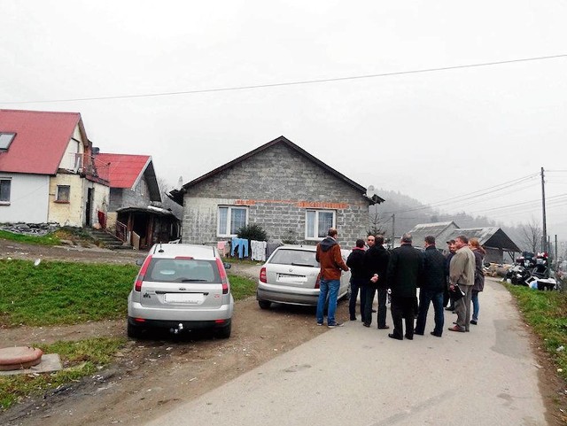 Współpraca między inspektorami PINB w Limanowej a Romami mieszkającymi w Koszarach nie układa się najlepiej