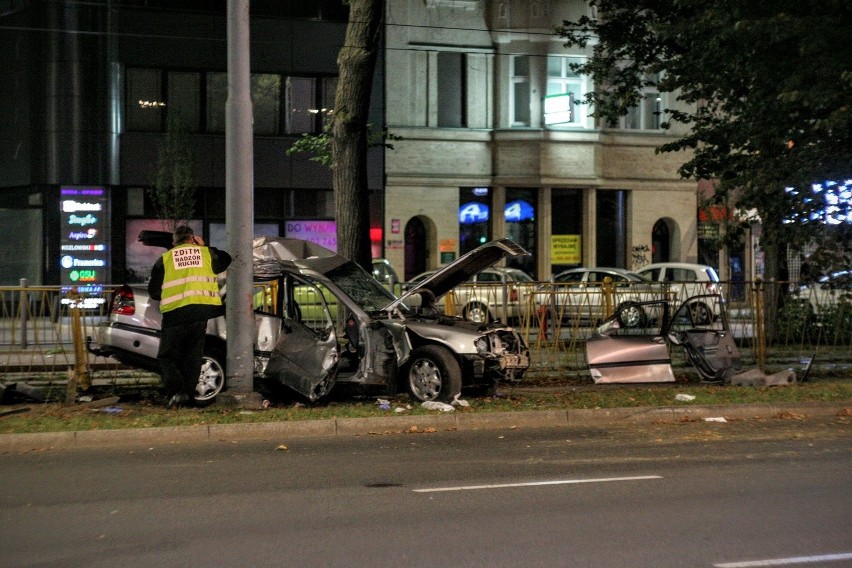 Wypadek w Szczecinie. Nieudany "drift" i zmiażdżony mercedes