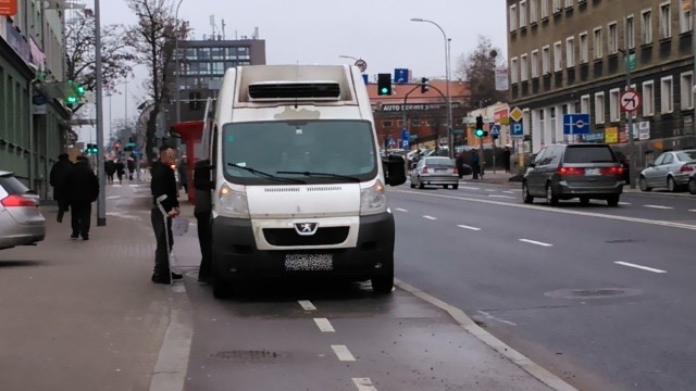 - Zrobiłem zdjęcie panu, który zaparkował busa na drodze dla rowerów wzdłuż ul. Sienkiewicza w Białymstoku - pisze Rowerzysta. - Na zwróconą uwagę pasażer zapytał, czy zdjęcie ładnie wyszło. Kierowca wjechał na ścieżkę 50 m przed moim rowerem i razem z pasażerem o kuli wypakowywał kilka pudełek z samochodu.