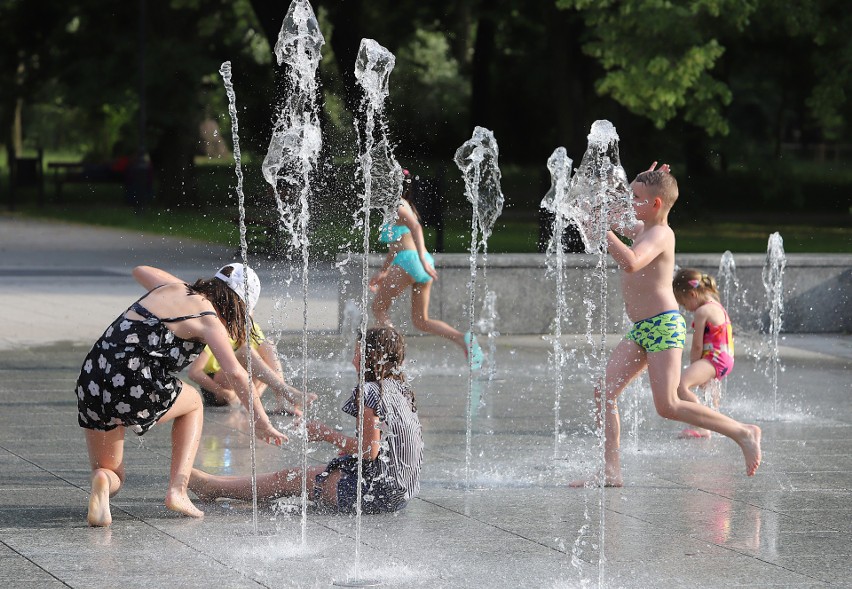 W Parku Poniatowskiego w fontannach chłodzili się najmłodsi.