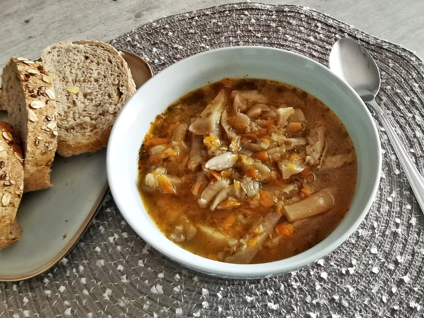 Flaczki z boczniaków to pyszna i sycąca zupa. Zobacz, jak ją...