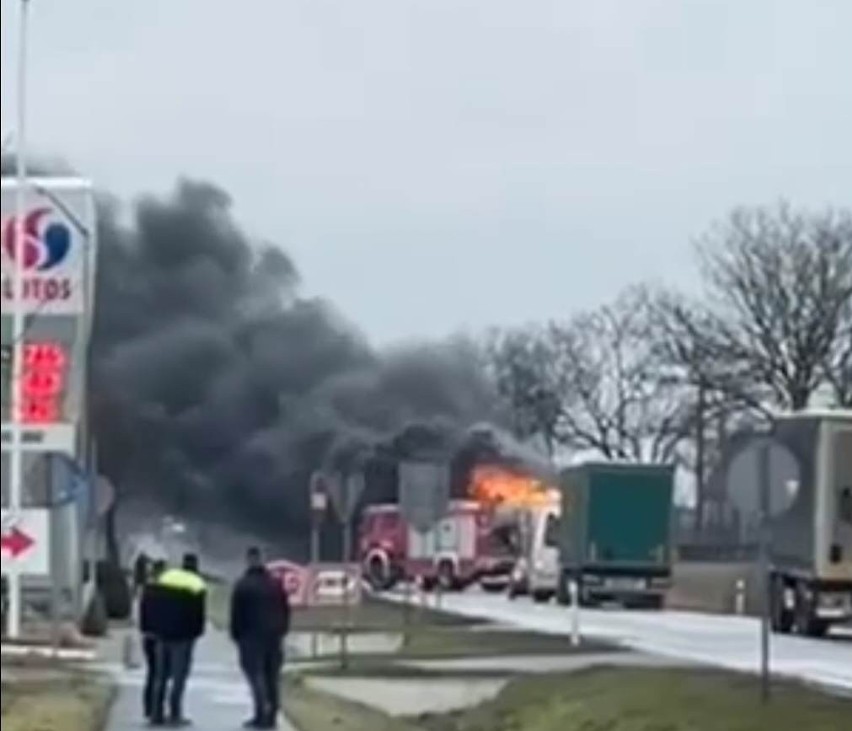 Pożar na DK 62. W Pikutkowie spłonął samochód dostawczy [zdjęcia, wideo]