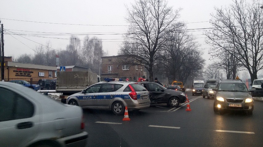 Do kolizji doszło na skrzyżowaniu ze znakiem stopu. Na...