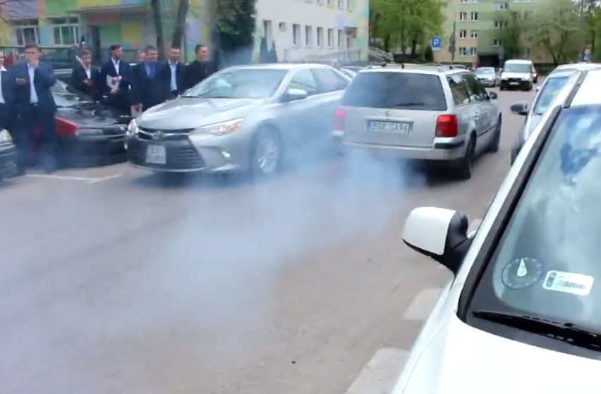 Palenie gumy pod Mechaniakiem w Białymstoku. Tak maturzyści świętowali zakończenie roku szkolnego (foto, wideo)