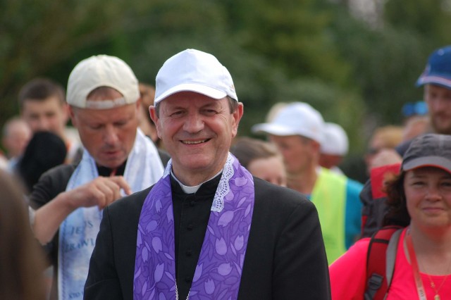 Pielgrzymi uczestniczący w XXVI Ekumenicznej Pieszej Pielgrzymce do Wilna wędrowali razem z Arcybiskupem Metropolitą Tadeuszem Wojdą.