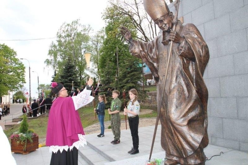 Poświęcenie pomnika Jana Pawła II. Ks. Andrzej Ziółkowski poświęcił pomnik papieża (zdjęcia)