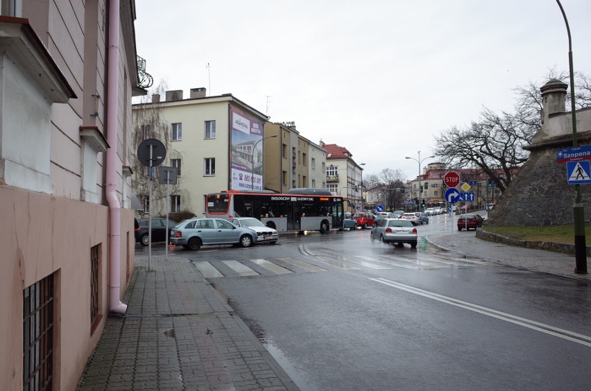 Dwa samochody zderzyły się na placu Śreniawitów w Rzeszowie...