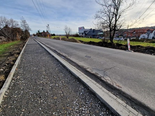 Droga Trąbki - Niegowić w powiecie wielickim jest przebudowywana na długości prawie 3 km. Prace potrwają do lata 2024 roku