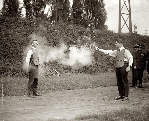 Testowanie kamizelki kuloodpornej (1923)