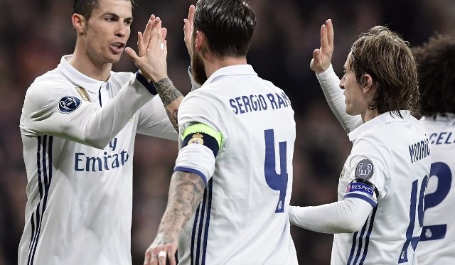 Sergio Ramos (w środku) i Luka Modrić (z prawej) w meczu z Espanyolem będą tylko kibicami. Cristiano Ronaldo (z lewej) znowu ma straszyć defensywę gości