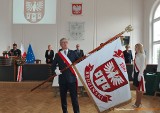 Powiat będziński ma swój sztandar, flagę, herb oraz pieczęć. Przekazanie odbyło się podczas uroczystej sesji rady powiatu 