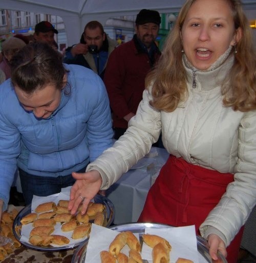 Dziewczyny ze szkoły na ulicy 1 Maja podają paszteciki z kapustą i grzybami.