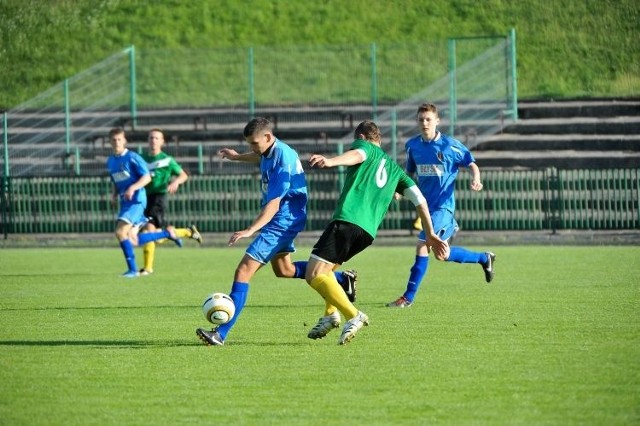 Olimpia Zambrów (niebieskie stroje) i Dąb Dąbrowa Białostocka (zielono-czarne) jako nieliczne z podlaskich ekip mogą miniony sezon uznać za udany