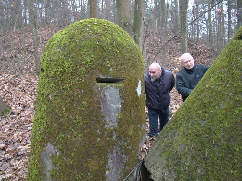 Poniemieckie bunkry z drugiej wojny światowej na leśnej wystawie w Chełmku